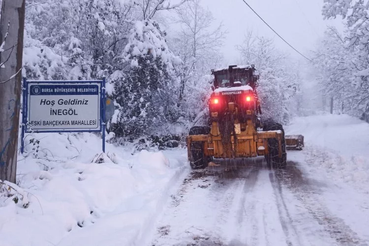 Bursa'da karla kesintisiz mücadele