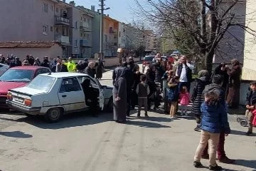 Bursa'da kontrolden çıkan araç anne ve iki çocuğuna çarptı!