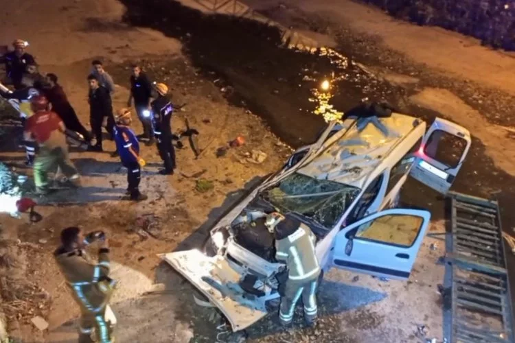 Bursa’da kontrolden çıkan hafif ticari araç 5 metre yükseklikteki köprüden uçtu : 1’i ağır 2 kişi yaralandı
