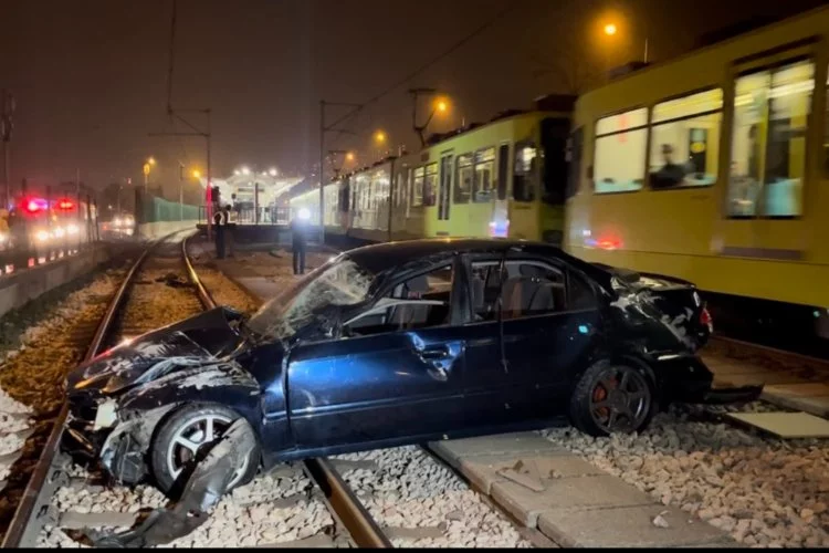 Bursa’da kontrolden çıkan otomobil metro raylarına girdi