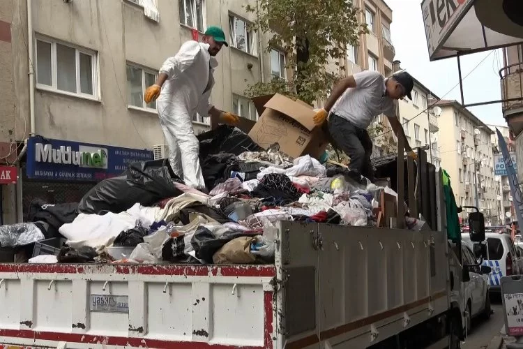 Kötü koku harekete geçirdi: Bursa'da bir evden 3 kamyon çöp çıktı