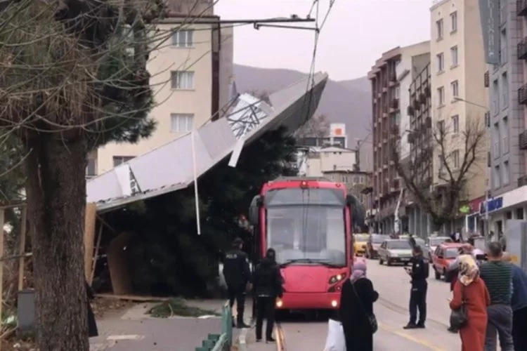 Bursa'da lodos hayatı felç etti: Çatılar uçtu, ağaçlar devrildi
