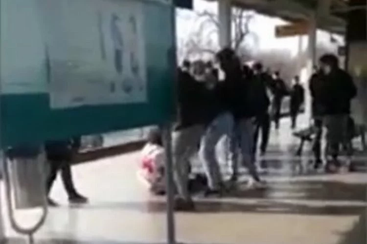 Bursa'da metro durağında kavga!