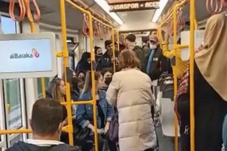 Bursa'da metroda maske takmayan gençleri uyaran yaşlı kadına hakaret