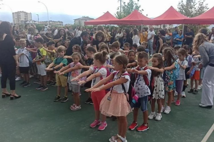 Bursa'da mini mini birler okula dans ederek başladı
