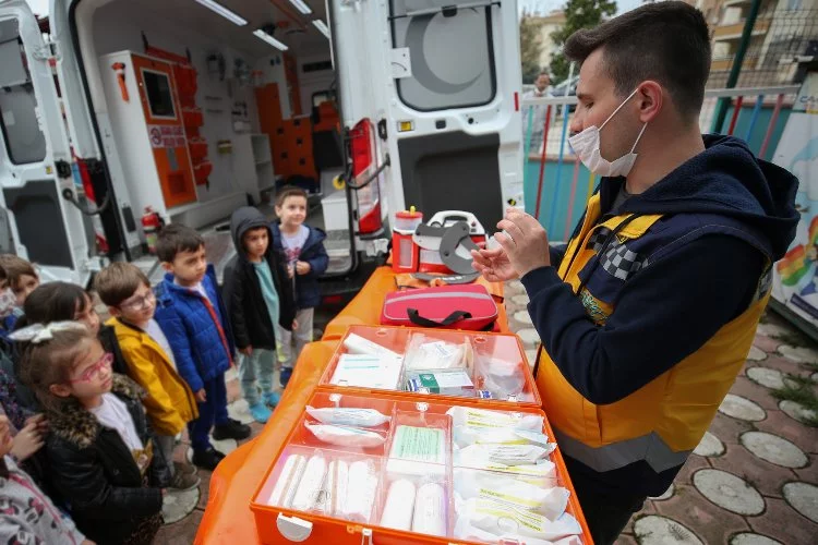 Bursa’da minikler ambulans çeşitleri ve hizmetlerini öğrendi