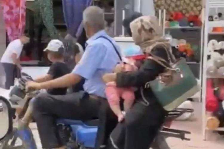 Bursa'da motosikletle ailece tehlikeli yolculuk!