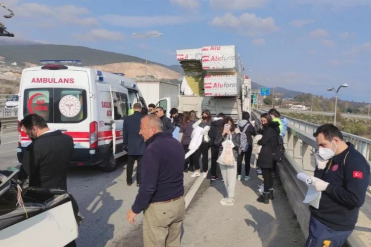 Bursa'da öğrenci taşıyan otobüs kamyona çarptı: 24 yaralı