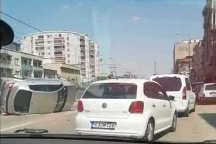 Bursa’da otomobil düz yolda takla attı