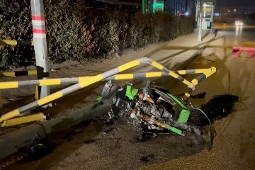Bursa’da otomobilin çarptığı lüks motosiklet hurdaya döndü, sürücü yaralandı