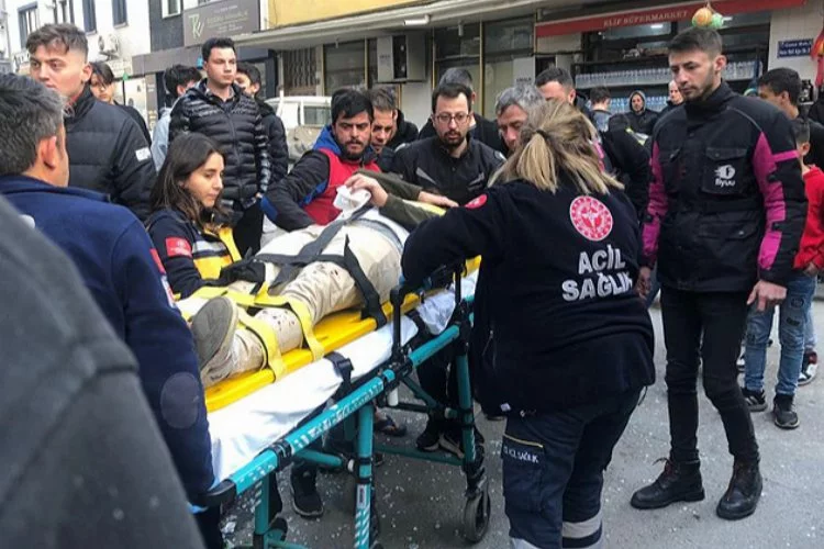 Bursa’da otomobilin çarptığı motosikletli mağazaya daldı