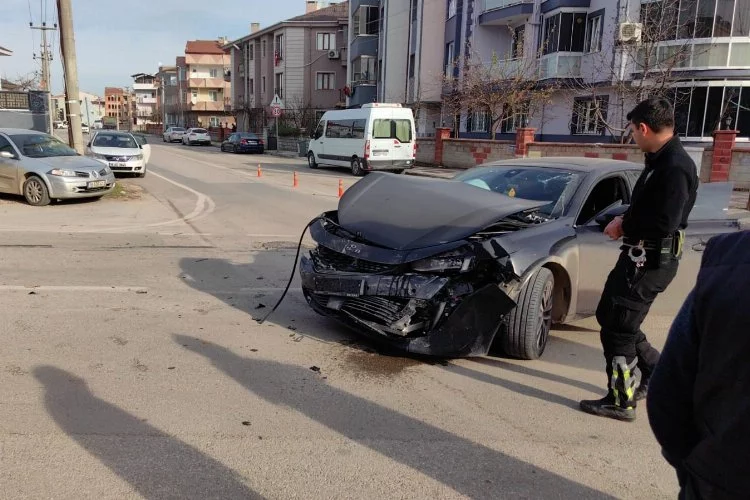 Bursa'da otomobiller çarpıştı: 1 yaralı
