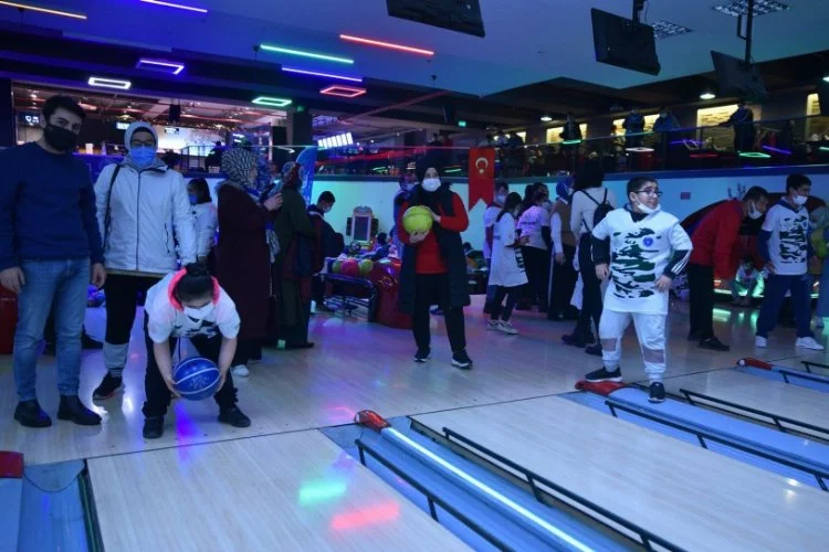 Bursa'da özel çocuklar bowlingle eğlendi