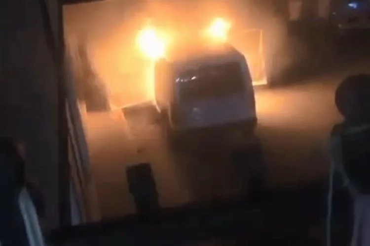 Bursa'da park halindeki kamyonet alev alev yandı