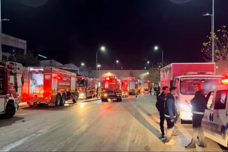 Bursa'da plastik toplama fabrikasında yangın söndürüldü