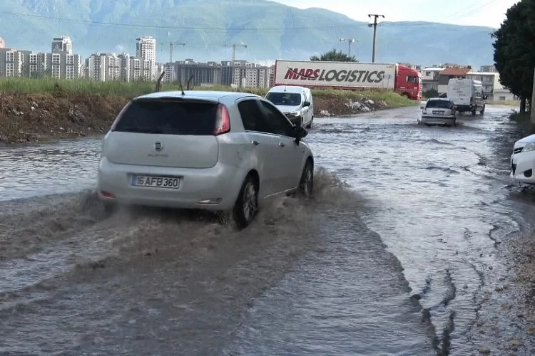 Bursa’da sağanak yağış hayatı felç etti