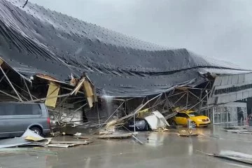 Bursa'da terminalin çatısı çöktü!