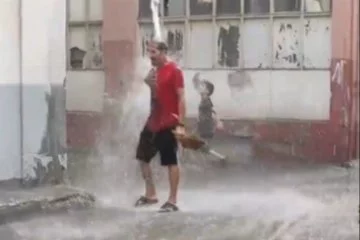 Bursa'da yağmur altında banyo keyfi