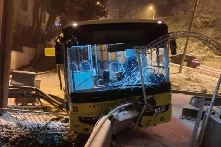 Bursa kar yağışı kaza getirdi: Bariyerlere saplandı