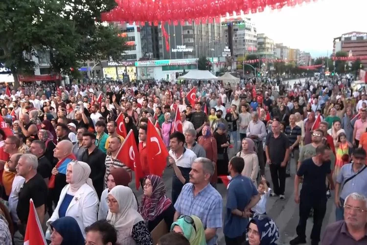 Bursalılar 15 Temmuz'un 7. yılında meydanlara akın etti