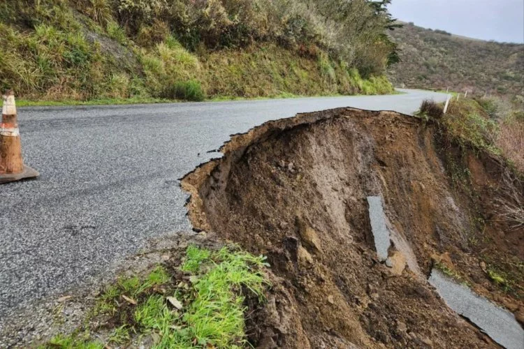 California’da şiddetli yağış sonrası yol çöktü
