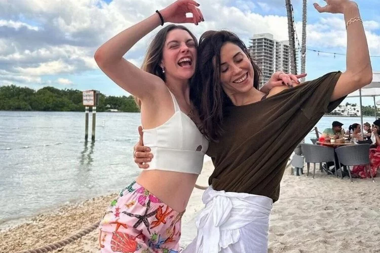 Cansu Dere ile Melis Sezen Miami’de tatilde
