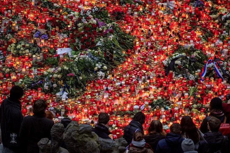  Çekya’daki saldırıda hayatını kaybedenler ülke genelinde anıldı
