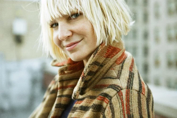 "Chandelier" şarkısı ile tanınan Sia evlendi