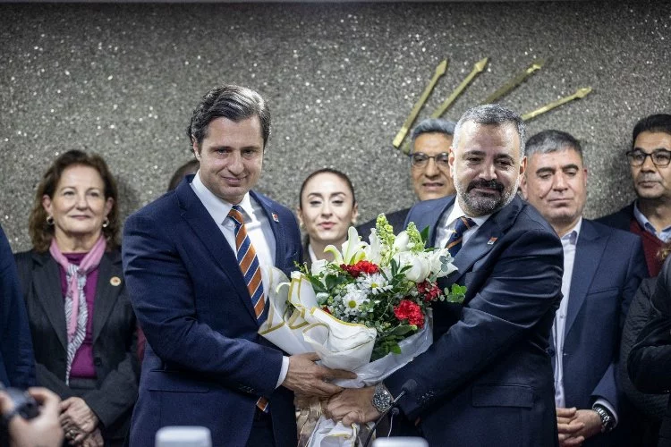 CHP İzmir'in yeni başkanı Aslanoğlu görevi devraldı