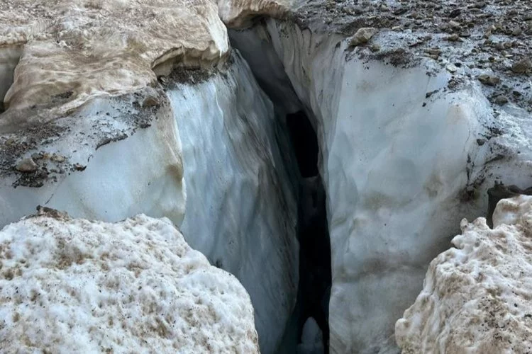 Cilo’da buzul kırıldı, 4 kişi oluşan çukura düştü