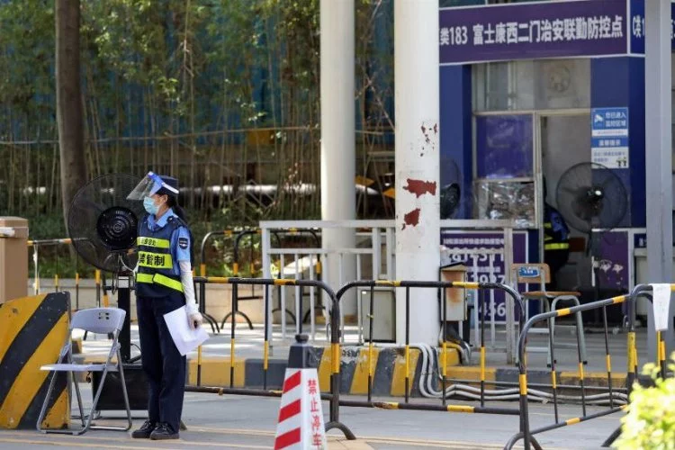 Çin’deki iPhone fabrikasında Covid-19 karantinasına alınan işçiler kaçtı