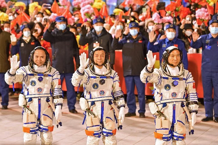 Çin Tiangong Uzay İstasyonu’na görev değişimi için 3 astronot gönderdi