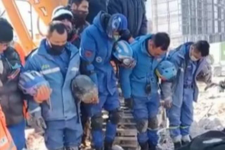 Çinli ekipten enkaz altından cansız çıkardıkları depremzedeye son veda