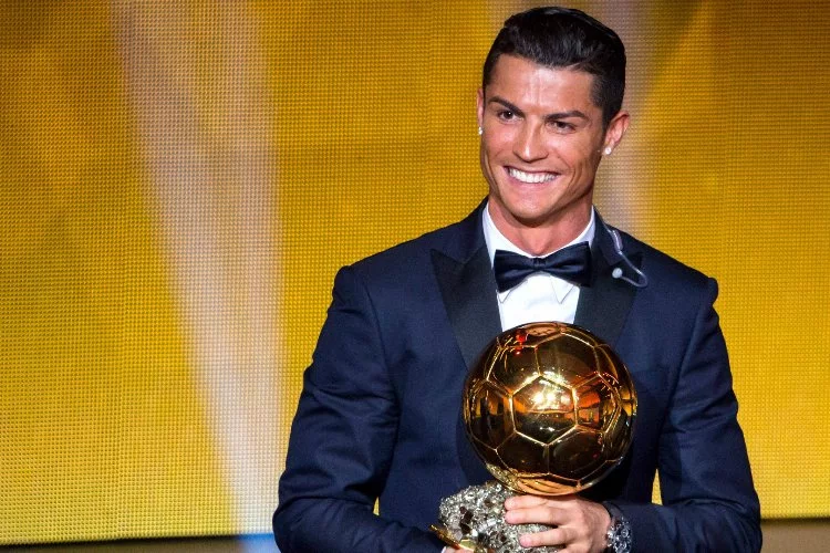Cristiano Ronaldo Ballon d'Or ödülünü sattı