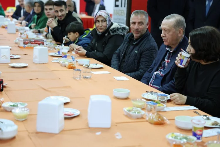 Cumhurbaşkanı Erdoğan, Balıkesir'de depremzedelerle beraber yemek yedi