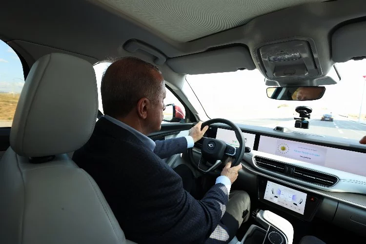 Cumhurbaşkanı Erdoğan TOGG'un direksiyonunda