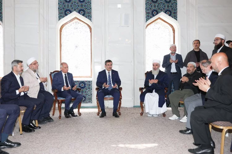 Cumhurbaşkanı Yardımcısı Yılmaz'dan Menzil cemaati lideri Abdulbaki Erol'un ailesine taziye ziyareti