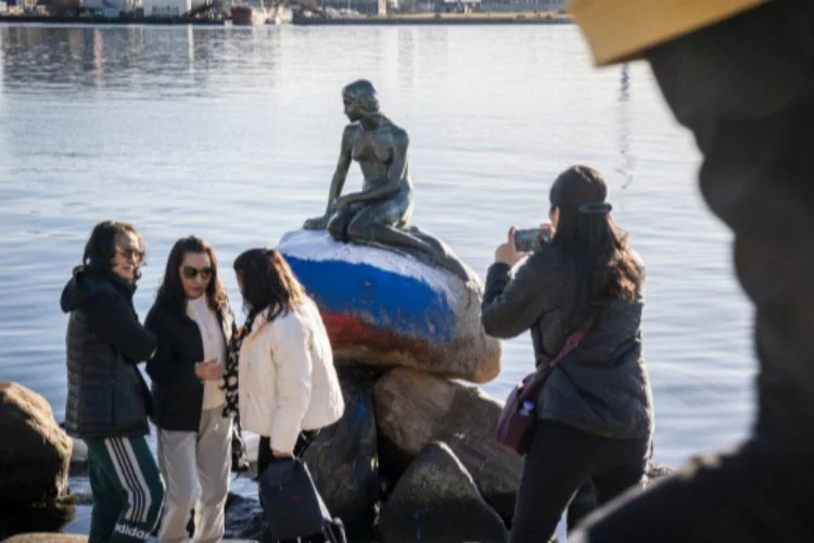 Danimarka'nın sembollerinden Küçük Deniz Kızı heykeli Rus bayrağının renklerine boyandı