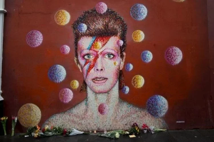 David Bowie'nin el yazısı şarkı sözleri açık artırmada beş kat fiyata satıldı