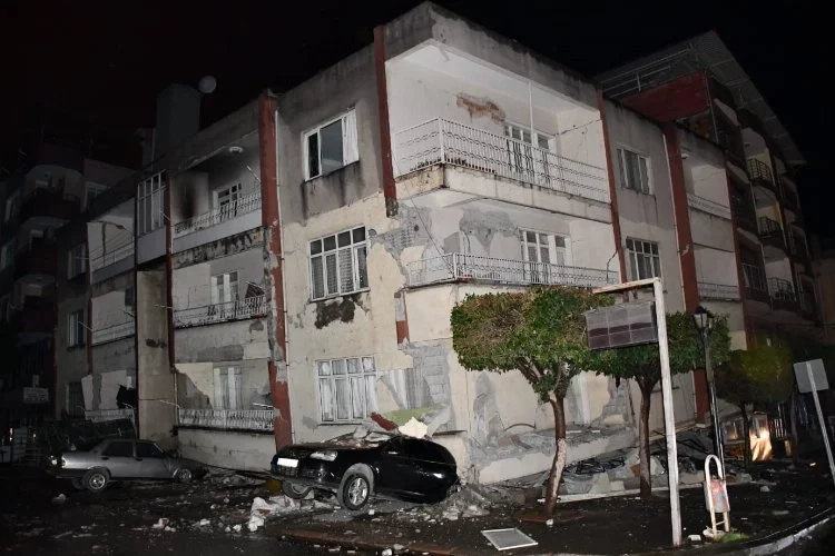 Deprem 10 ili vurdu: 76 kişi hayatını kaybetti