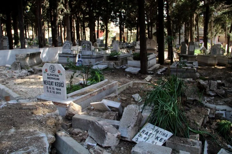 Depremin vurduğu Hatay'da mezarlıklar da zarar gördü