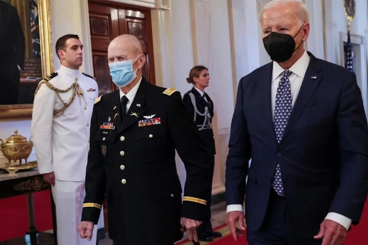 ABD Başkanı Biden madalya törenine maskeyle katıldı