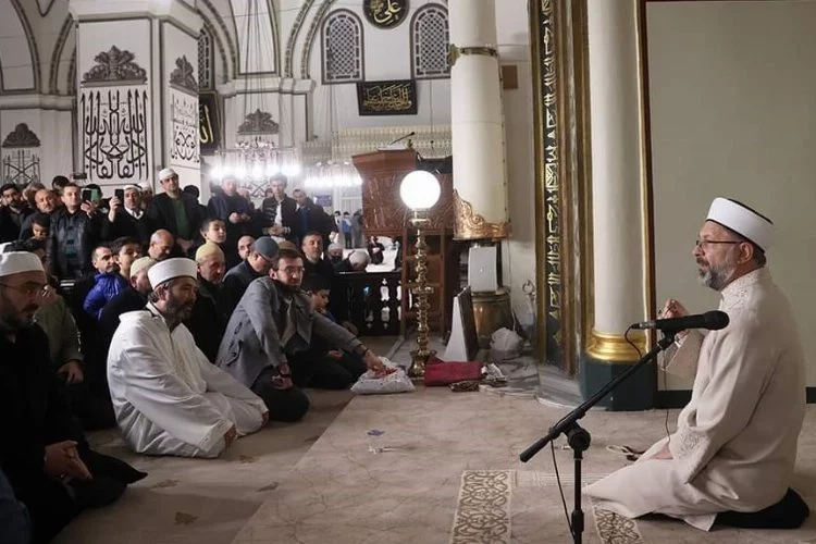 Diyanet İşleri Başkanı Erbaş, Ulu Camii'de teravih namazı kıldırdı