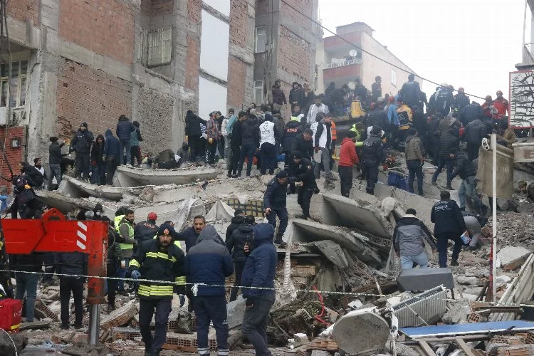 Diyarbakır'da 8 katlı binanın enkazından 1’i engelli 3 kişi kurtarıldı