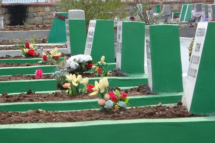 Diyarbakır'da 8 Mart Dünya Kadınlar Günü'nde mezarlıklarda acı görüntüler