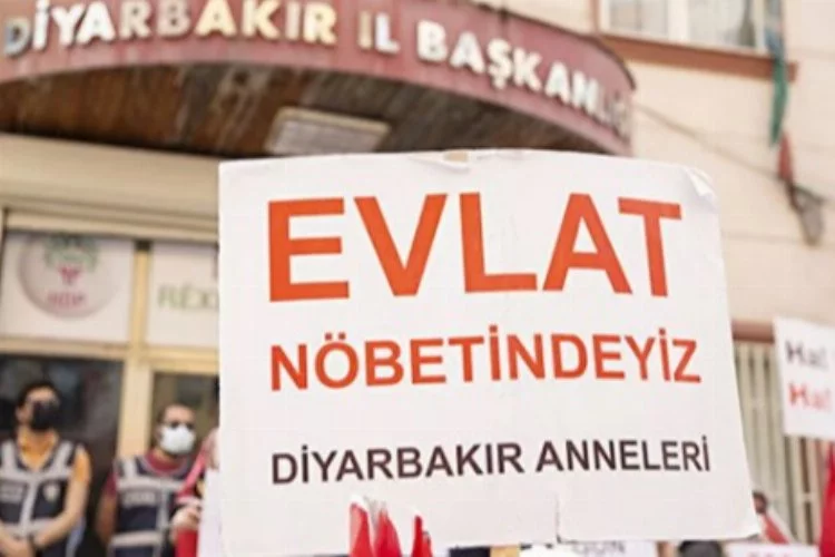 Diyarbakır'da evlat nöbeti tutan bir aile daha evladına kavuştu