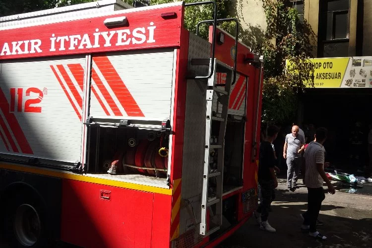 Diyarbakır'da oto tamircide otomobilin yakıt deposu patladı