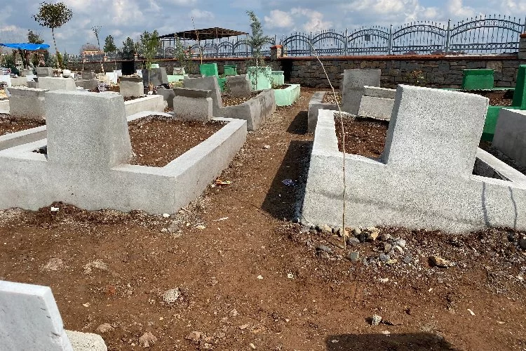 Diyarbakır’da yağmur sonrası depremzedelerin mezarları çöktü