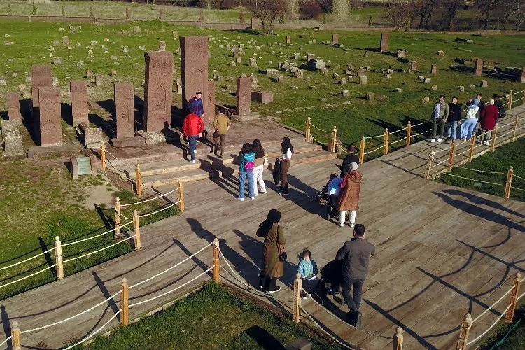 Dünyanın en büyük Türk-İslam mezarlığında bayram yoğunluğu