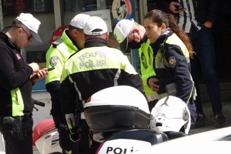 Dur ihtarına uymayan sürücü kadın polisi metrelerce sürükledi